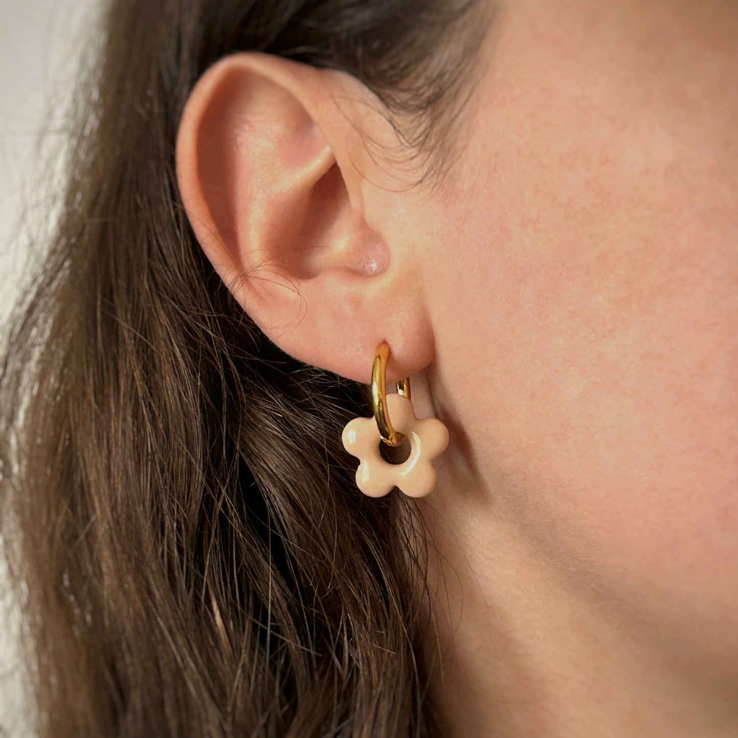 Boucles d’oreilles fleur beige – Fait main